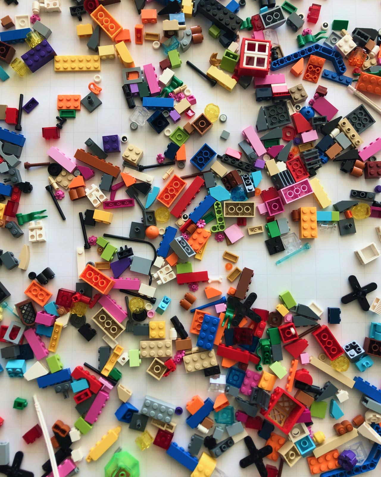 Emanuel-Jochum-Case-Study-EBCONT-Training-LEGO-Bricks An image of randomly arranged LEGO bricks on top of a flipchart paper sheet