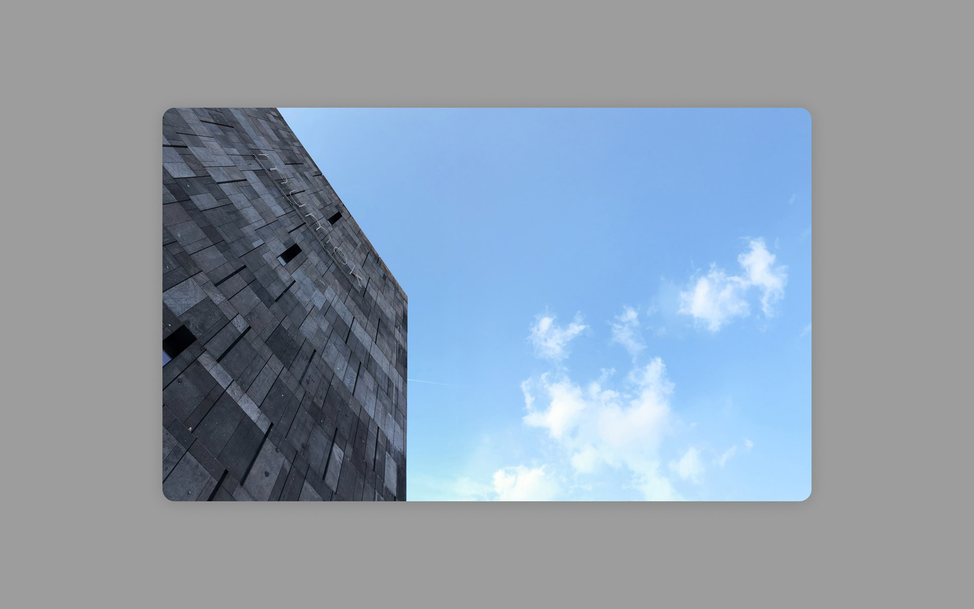 Emanuel-Jochum-Case-Study-mumok-Trainings-Hero-Full-Colour-BG Case study hero image with an image of the mumok building and a blue sky
